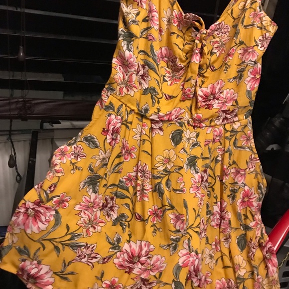 Woman’s floral print short sleeve rump - Picture 2 of 4